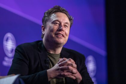 Los usuarios de X aprovechan la IA de Elon Musk para llenar la red de provocaciones racistas y violentas | Tecnología