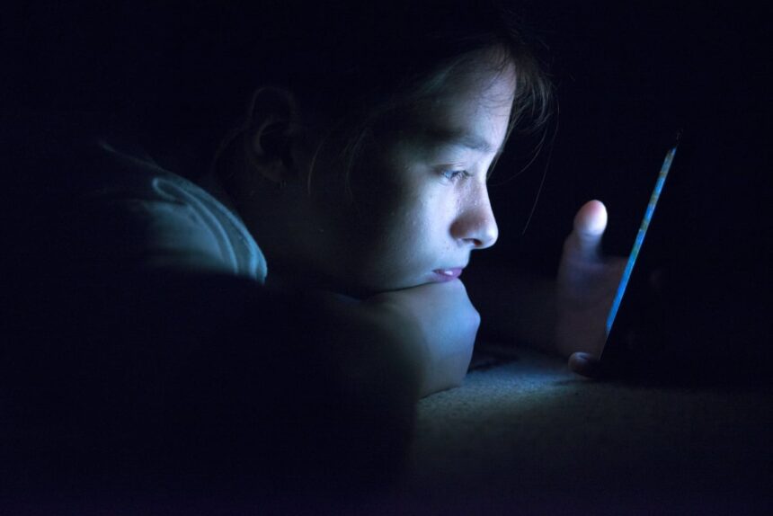El bucle sin fin: por qué pasamos en el móvil más tiempo del que queremos | Tecnología