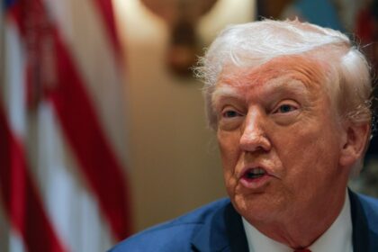Trump congela la ayuda a Ucrania y exige a Zelensky negociar con Rusia.