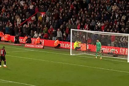 Bournemouth avanza a cuartos de FA Cup tras un penal insólito y una roja a Cunha.
