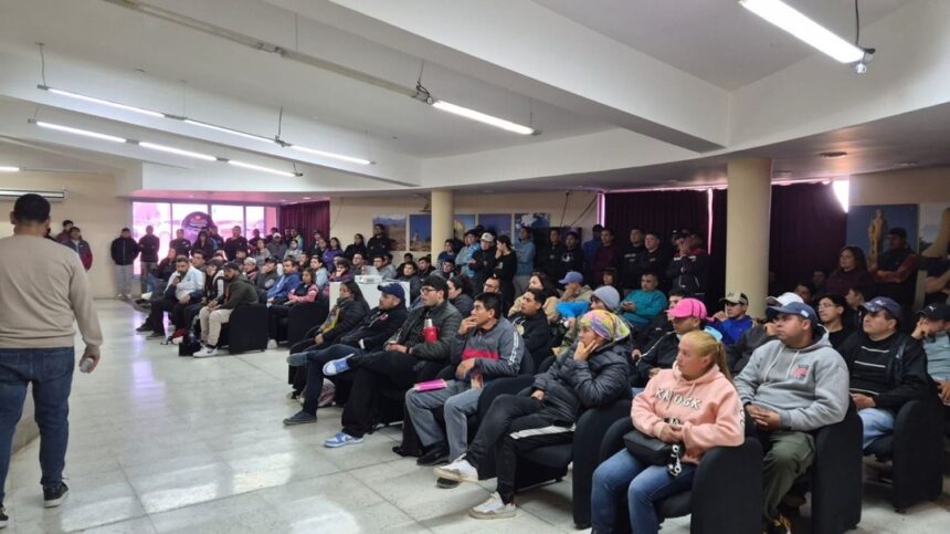 Más de 200 personas pelean por 20 lugares en una capacitación minera