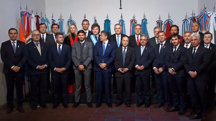 Milei viaja a Tucumán para reunirse con 13 gobernadores antes de la vigilia por el 9 de Julio