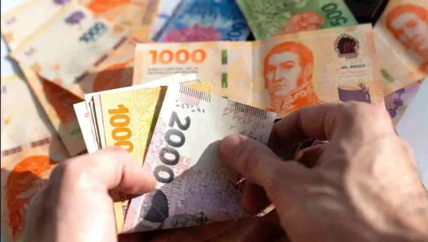 Manos contando billetes de pesos