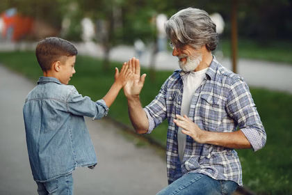 Abuelos con nietos a cargo: cómo solicitar la AUH o asignación familiar en ANSES