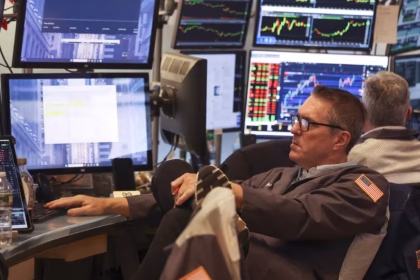 Wall Street cae, el Nasdaq pierde cerca del 2% y el índice del miedo sube más del 11%