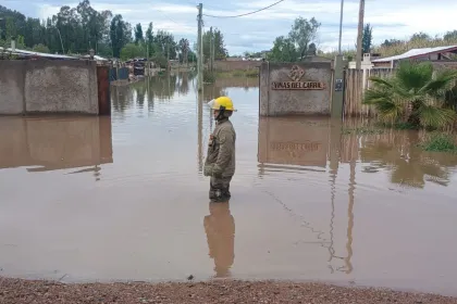 Inundaciones en Mendoza: el canal Tulumaya desbordó y afectó a un barrio de Guaymallén