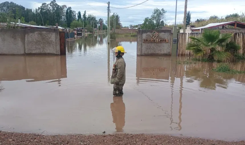 Inundaciones en Mendoza: el canal Tulumaya desbordó y afectó a un barrio de Guaymallén