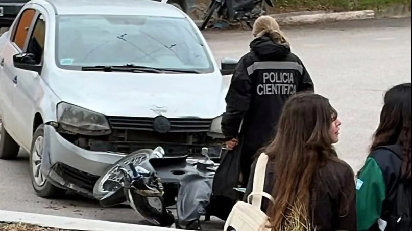 Una motociclista sufrió una fractura expuesta tras chocar con un auto en Jáchal