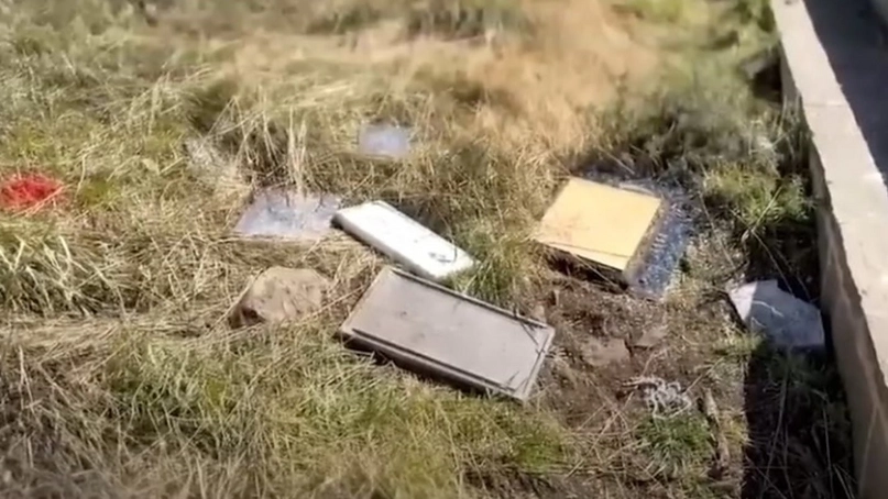 Placas y tributos a caídos tirados fuera de Darwin.