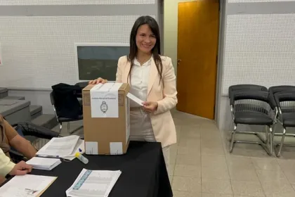Claudia Sarmiento emitió su voto en el Foro de Abogados de San Juan.