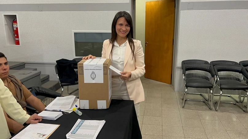 Claudia Sarmiento emitió su voto en el Foro de Abogados de San Juan.