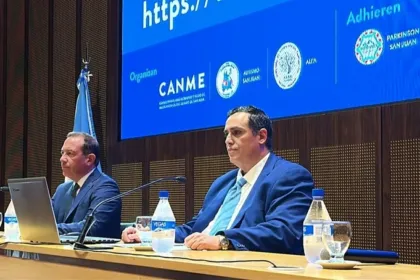 Gonzalo Campos presidente de CanMe San Juan y el ministro de Salud Amilcar Dobladez en el inicio del ciclo de charlas sobre cannabis medicinal