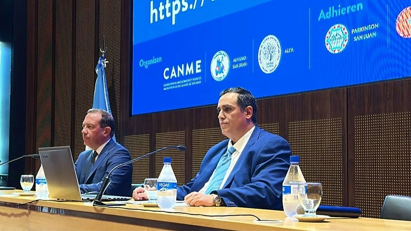 Gonzalo Campos presidente de CanMe San Juan y el ministro de Salud Amilcar Dobladez en el inicio del ciclo de charlas sobre cannabis medicinal