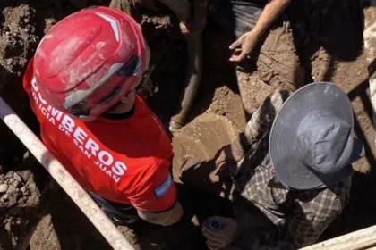 San Juan : Rescataron a un trabajador que quedó atrapado en un pozo con barro en Albardón
