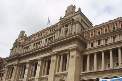 La Corte Suprema suspendió el DNU de Milei y restableció los límites a la compra de tierras por extranjeros