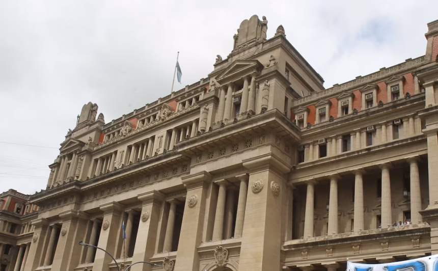 La Corte Suprema suspendió el DNU de Milei y restableció los límites a la compra de tierras por extranjeros