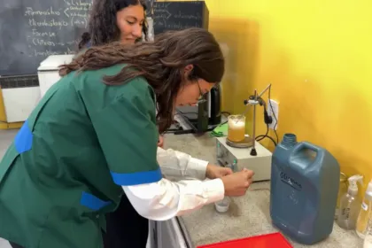 Estudiantes sanjuaninos elaboraron biocuero con alperujo y buscan patentarlo
