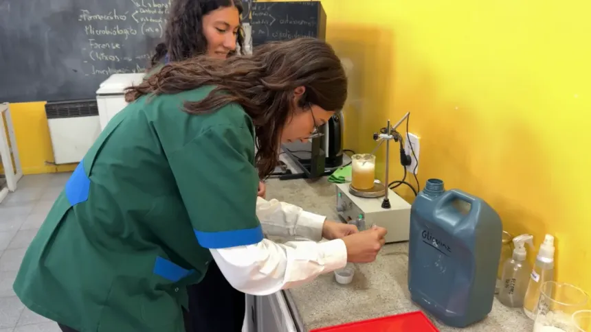 Estudiantes sanjuaninos elaboraron biocuero con alperujo y buscan patentarlo