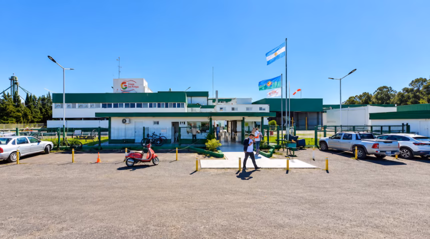 Granja Tres Arroyos: 1.250 empleados a la calle, debe cuatro meses de sueldo y tiene casi USD 30 millones en bancos