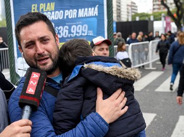 Trabajó 19 horas por día para cumplir el sueño de su hija y le vendieron entradas falsas