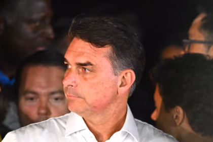 Flávio Bolsonaro afirmó que la Justicia le prohibió salir de Brasil y le pidió el pasaporte