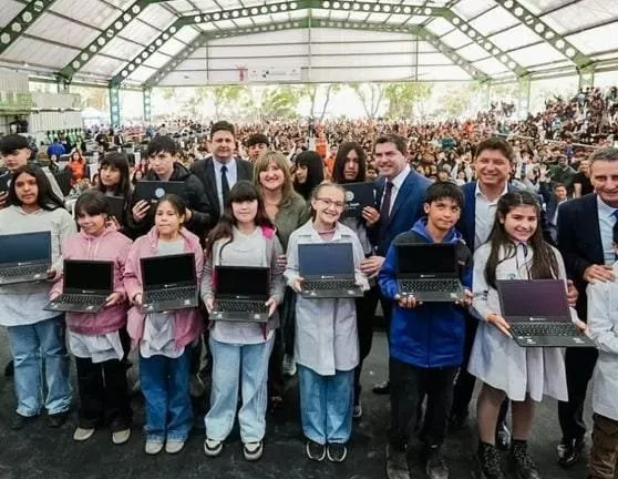 San Juan superó las 18.400 netbooks entregadas en 2026: Orrego encabezó un nuevo operativo en Santa Lucía