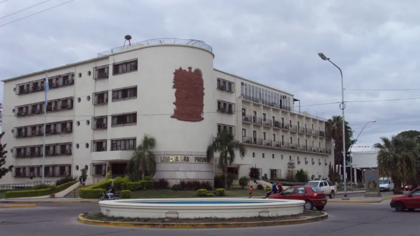 Edificio de la Legislatura Provincial de San Juan visto desde la calle.
