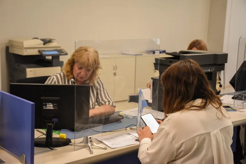 Una mujer consulta en el mostrador de una oficina del Registro Civil.