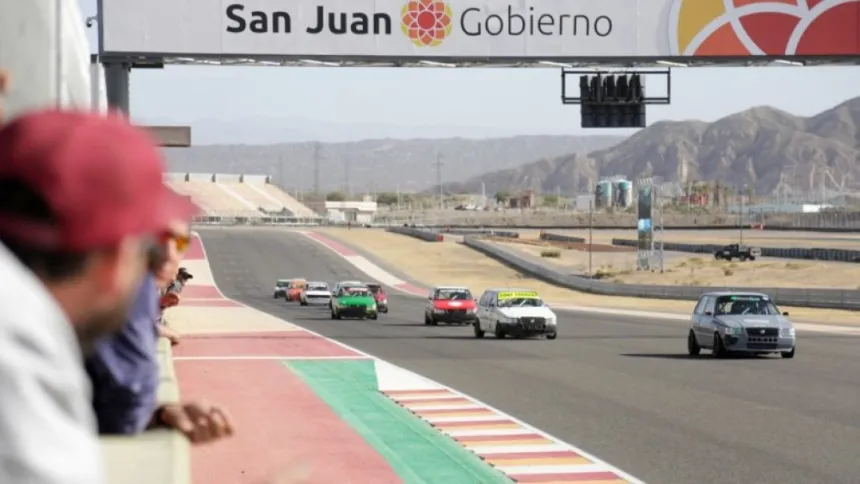 Autos compiten en el circuito del Villicum bajo un cartel del Gobierno de San Juan.