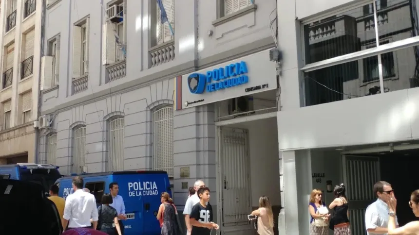 Fachada de la Alcaidía 1 de Lavalle, con el cartel de la Policía de la Ciudad.