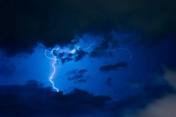 Rayo durante una tormenta eléctrica de noche