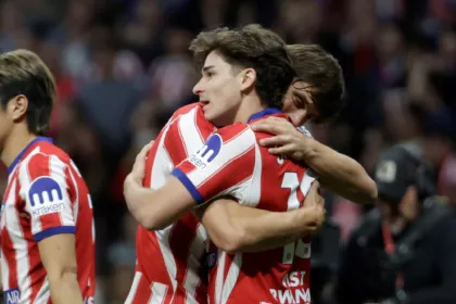 Julián Álvarez celebra junto a sus compañeros del Atlético de Madrid.