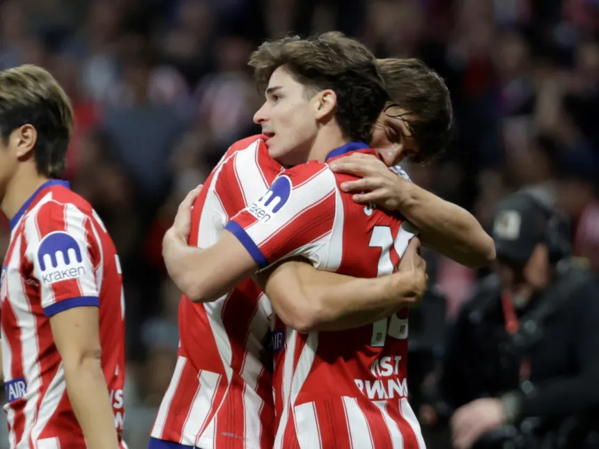 Julián Álvarez celebra junto a sus compañeros del Atlético de Madrid.