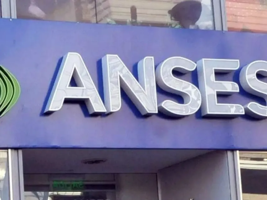 Cartel de ANSES sobre la entrada de una oficina.