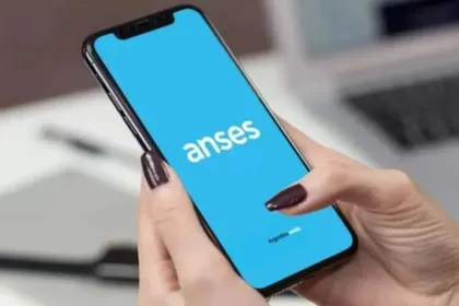 Manos sostienen un celular con la aplicación de ANSES abierta.