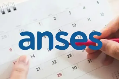 Una mano marca una fecha en un calendario con el logo de ANSES.