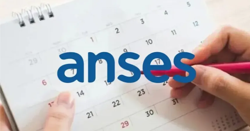 Una mano marca una fecha en un calendario con el logo de ANSES.