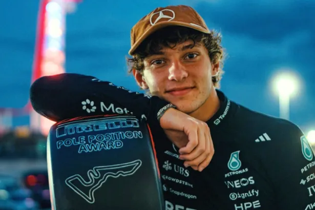 Kimi Antonelli posa con el uniforme de Mercedes junto a un trofeo de pole position.