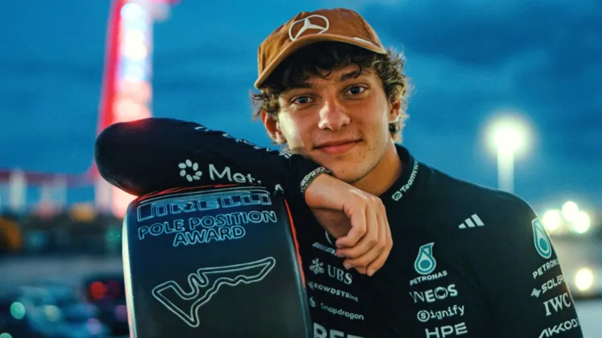 Kimi Antonelli posa con el uniforme de Mercedes junto a un trofeo de pole position.