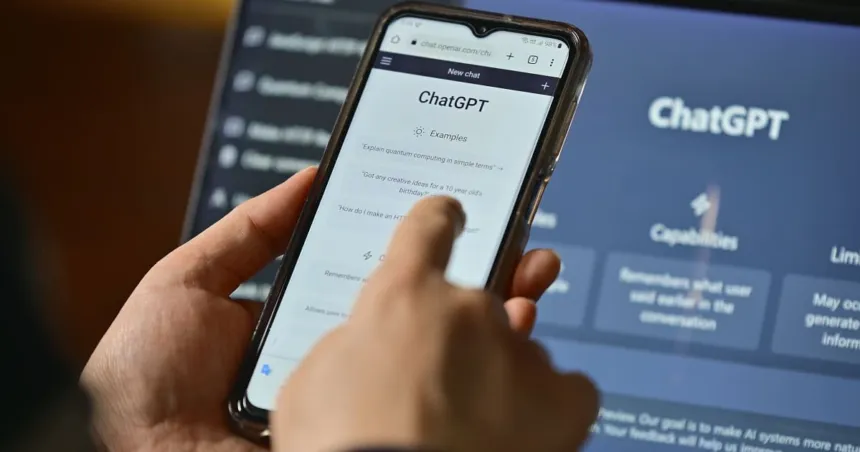 Una persona interactúa con ChatGPT desde un celular.