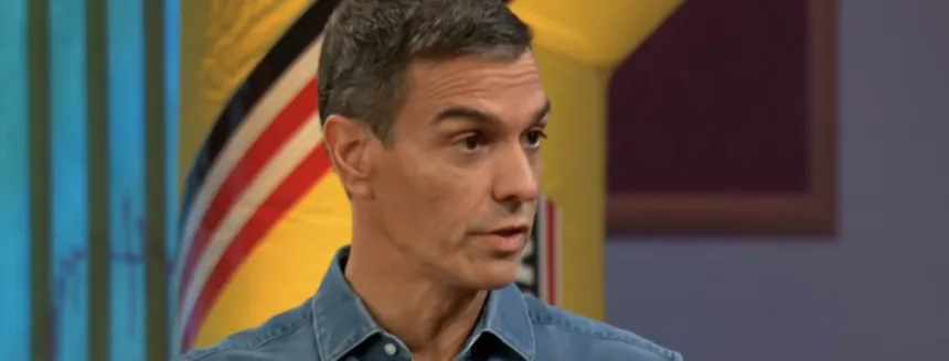 Pedro Sánchez conversa en un estudio de televisión.