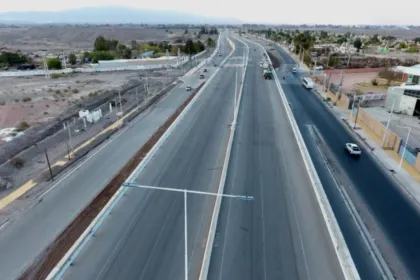 Vista aérea de una ruta de varios carriles en una zona urbana y árida.
