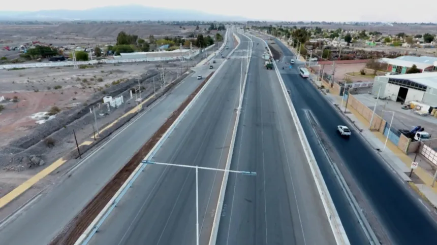 Vista aérea de una ruta de varios carriles en una zona urbana y árida.