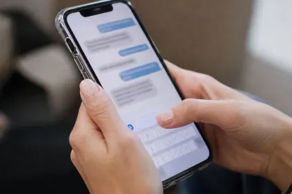 Una persona escribe un mensaje en una aplicación desde su teléfono celular.
