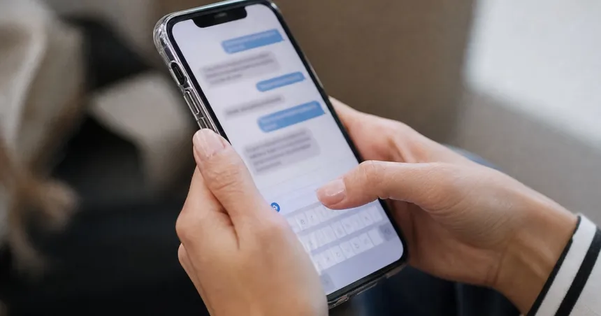 Una persona escribe un mensaje en una aplicación desde su teléfono celular.