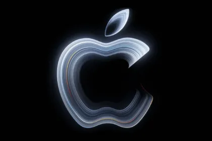 Logo plateado de Apple sobre fondo negro.