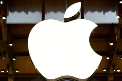 Logo iluminado de Apple en un escaparate.