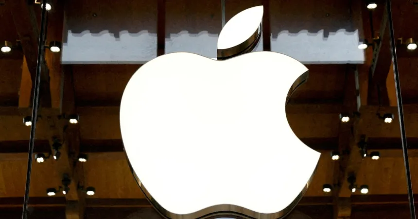 Logo iluminado de Apple en un escaparate.
