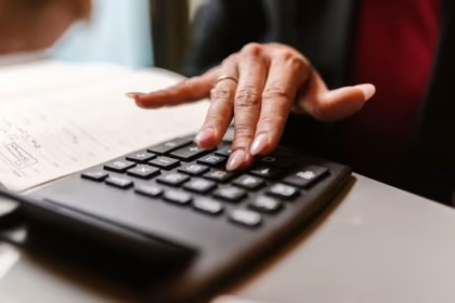 Monotributo: ARCA mantiene en octubre cuotas desde $49.527 y un tope de $126,6 millones