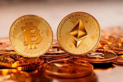 Monedas de Bitcoin y Ethereum junto a otras criptomonedas.